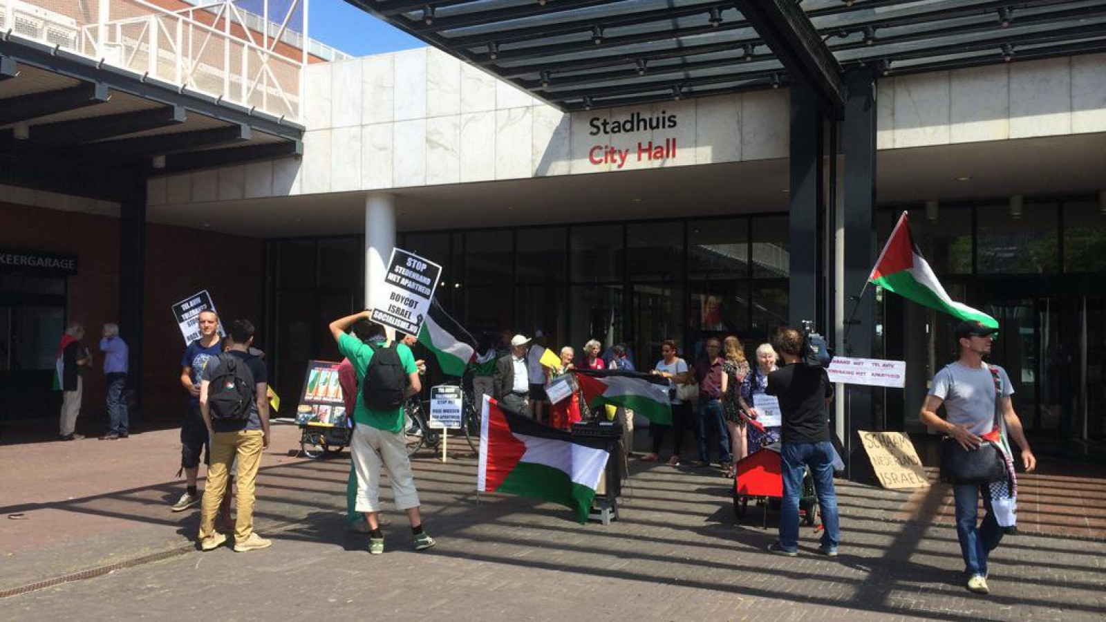 Demonstraties tegen en voor stedenband Tel Aviv bij stadhuis / archief
