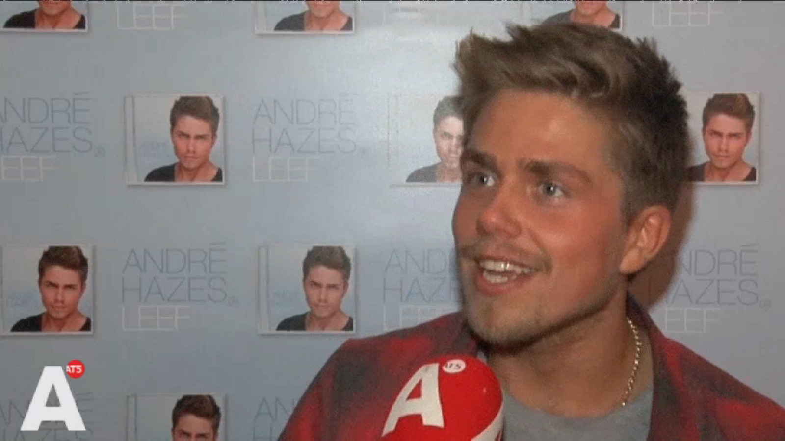 André Hazes ziet overleden vader in foto verschijnen - AT5