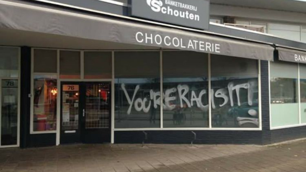 Bakker haalt Zwarte Pieten uit etalage na bekladding: 'You're racisit!'