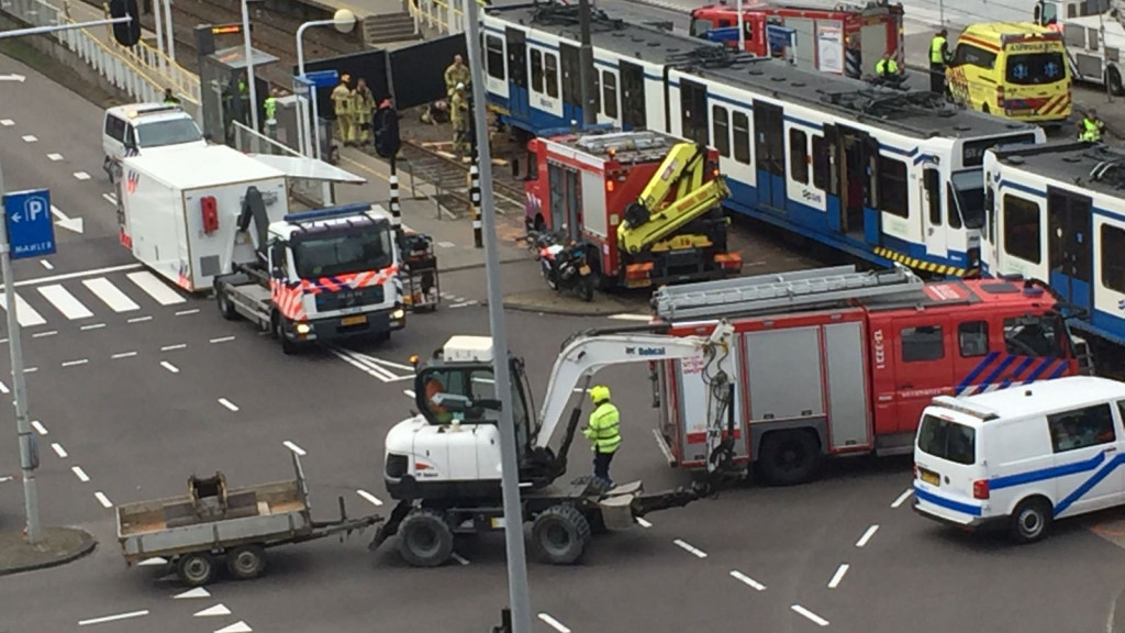 Vrouw komt onder sneltram terecht bij aanrijding halte De Boelelaan. Vrouw komt onder sneltram terecht bij aanrijding halte De Boelelaan.