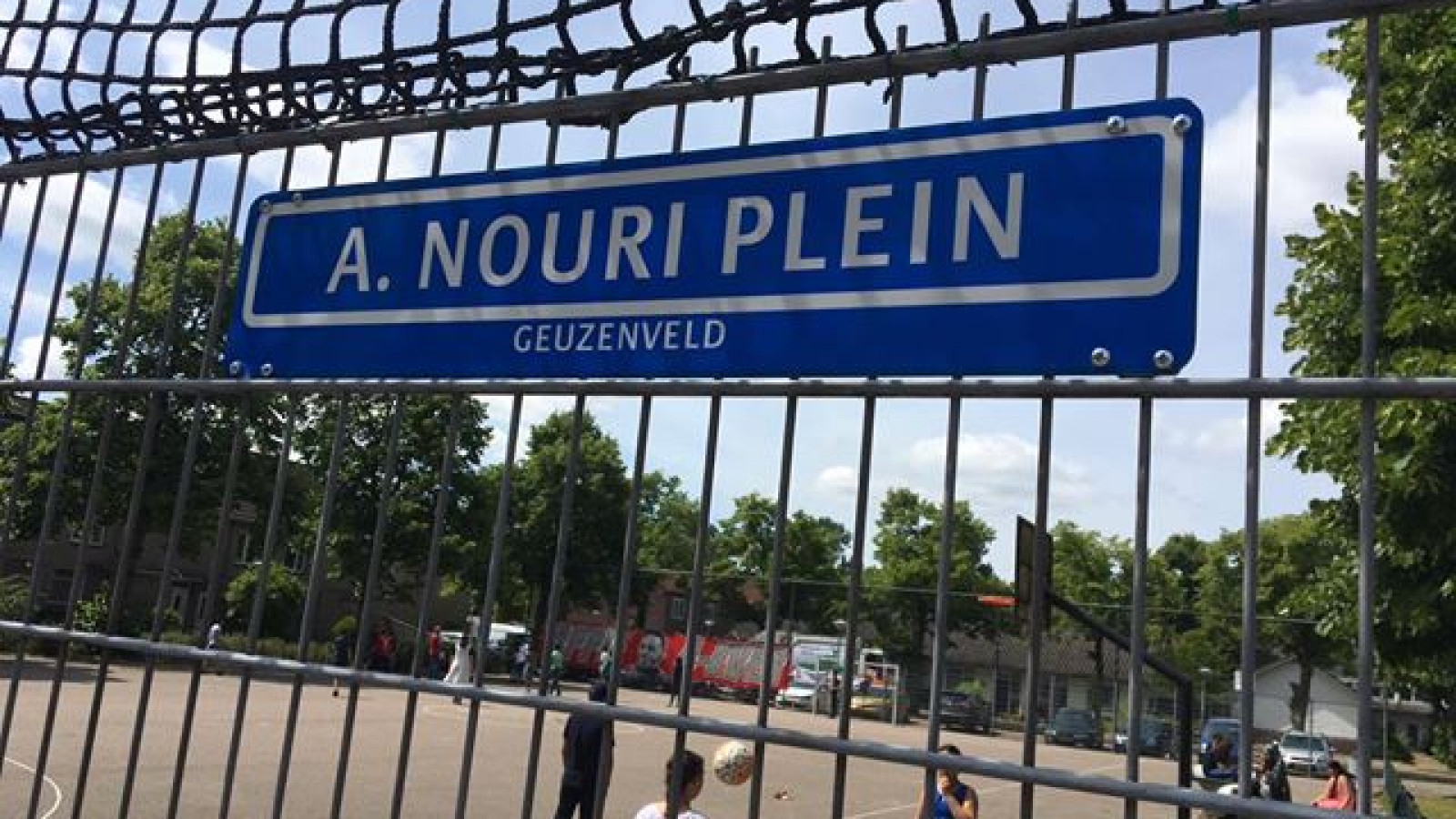 Voetbalpleintje Geuzenveld omgedoopt tot A. Nouri-plein