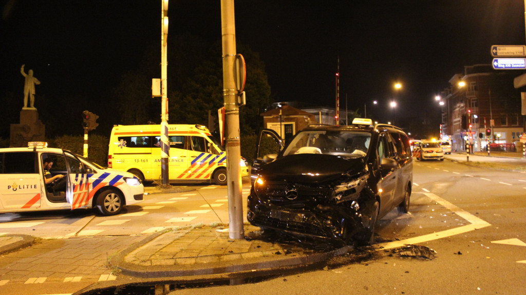 Meerdere gewonden bij botsing met taxibusje. Meerdere gewonden bij botsing met taxibusje.