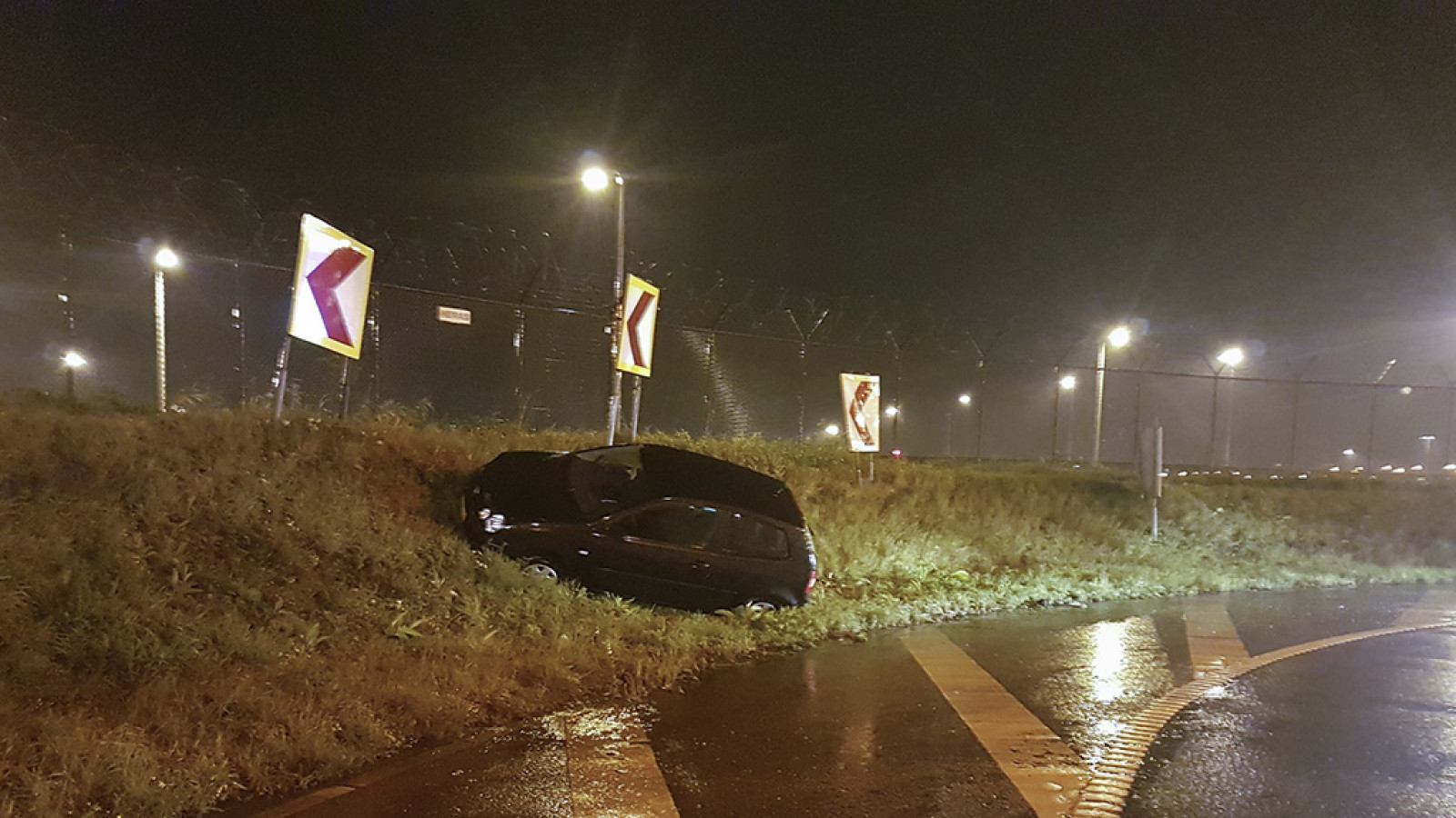 Auto Vliegt Uit De Bocht Bij Schiphol - AT5