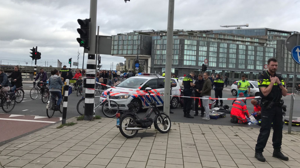 Grote verkeershinder na ongeval op Prins Hendrikkade. Grote verkeershinder na ongeval op Prins Hendrikkade.