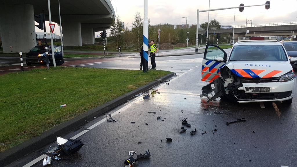Politieauto total loss bij aanrijding in Westpoort. Politieauto total loss bij aanrijding in Westpoort.