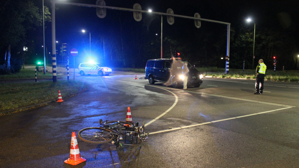 Fietsers gewond bij aanrijding met taxibusje Amstelveen. Fietsers gewond bij aanrijding met taxibusje Amstelveen.