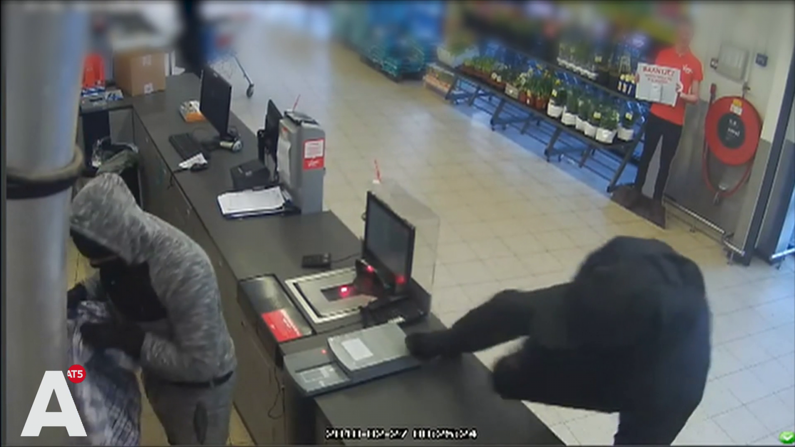 Overvallers bedreigen personeel van supermarkt in Geuzenveld