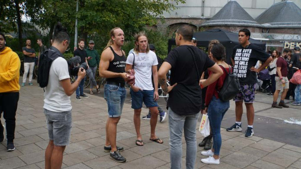 Man verorbert rauw stuk vlees voor ingang Vegan Foodfestival