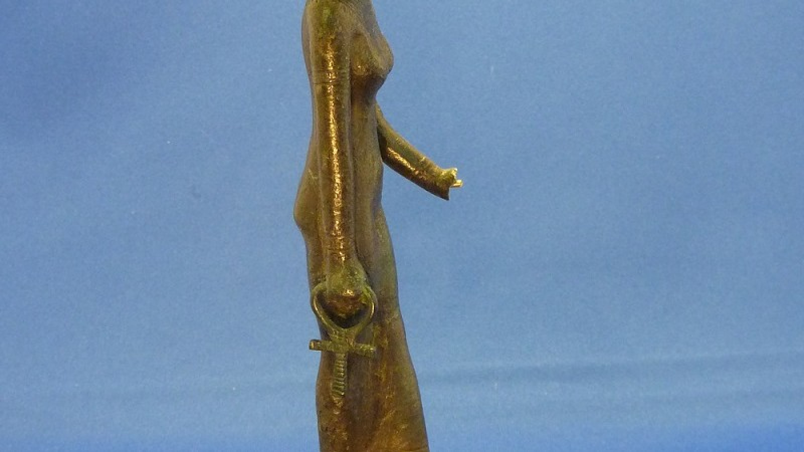 16-jarige jongen stal beeldjes, boeken en perkamentenrol uit museum - AT5