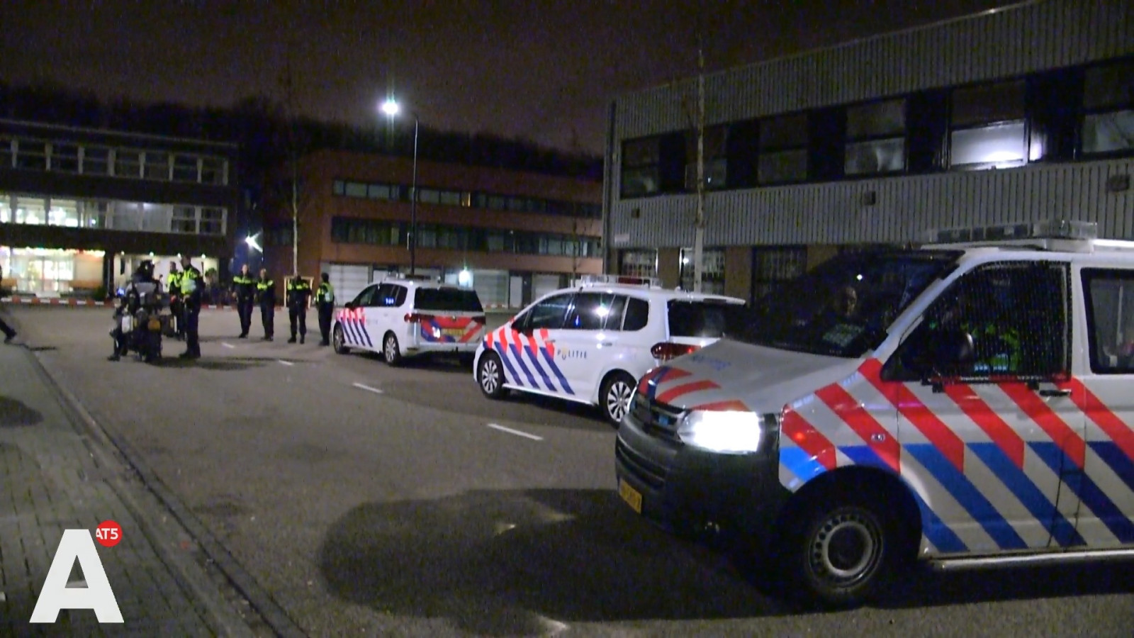 Gewonde Bij Steekpartij In Osdorp, Agenten Lossen Waarschuwingsschoten ...