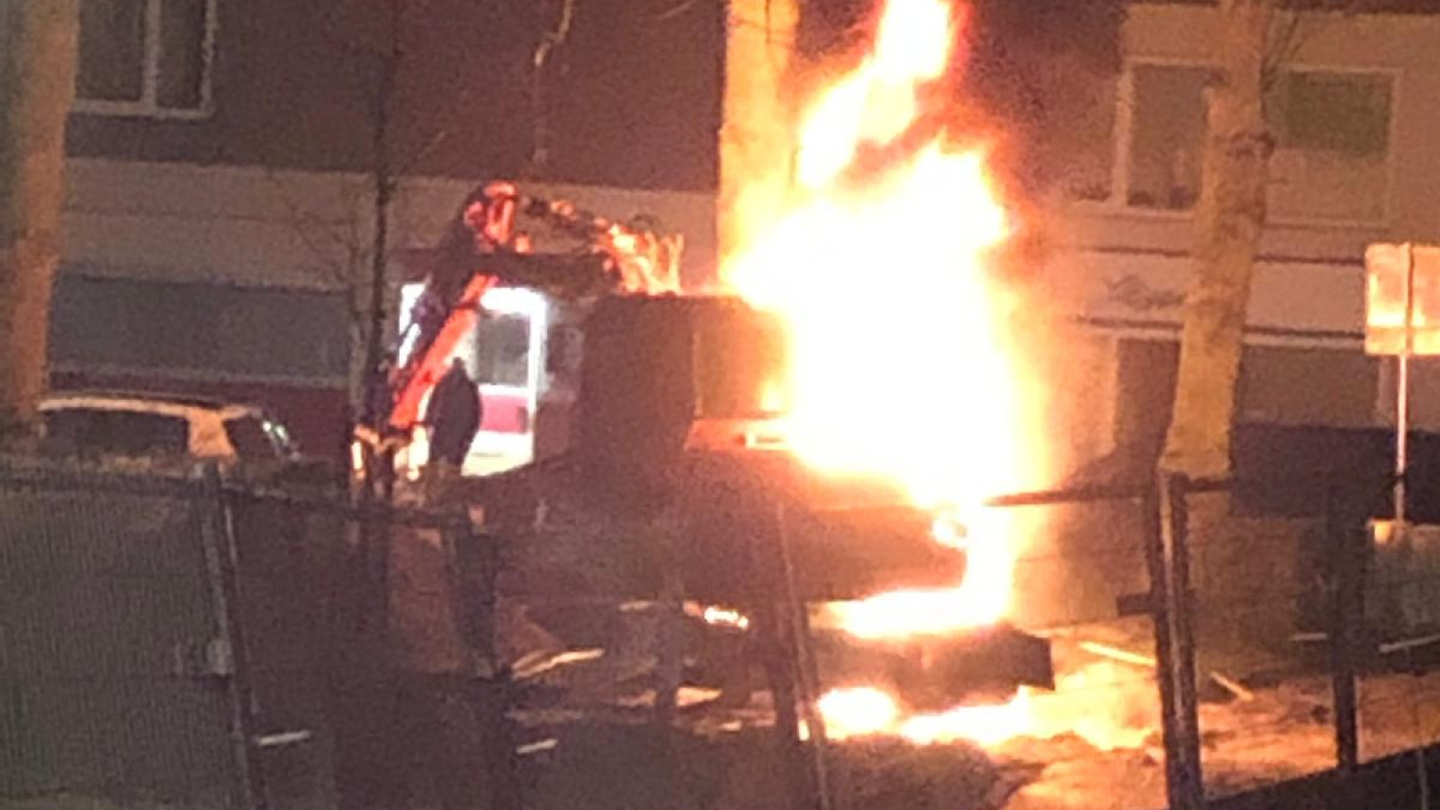 Graafmachine in brand in Geuzenveld