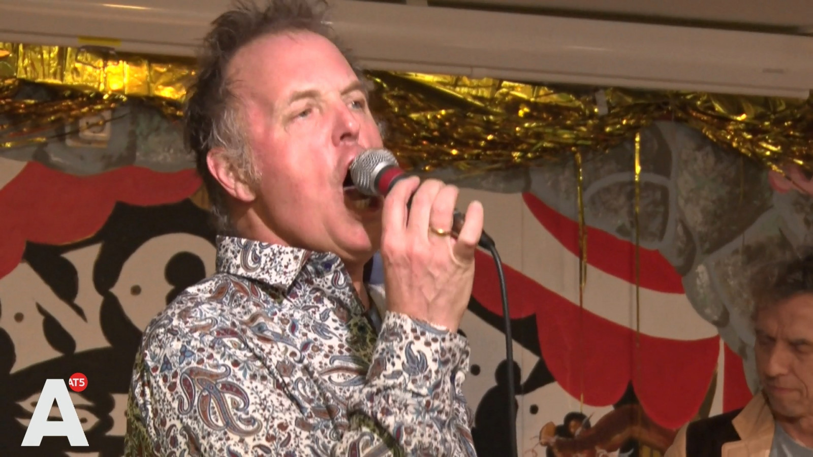 De Raggende Manne presenteren Alles Kleeft in Concerto