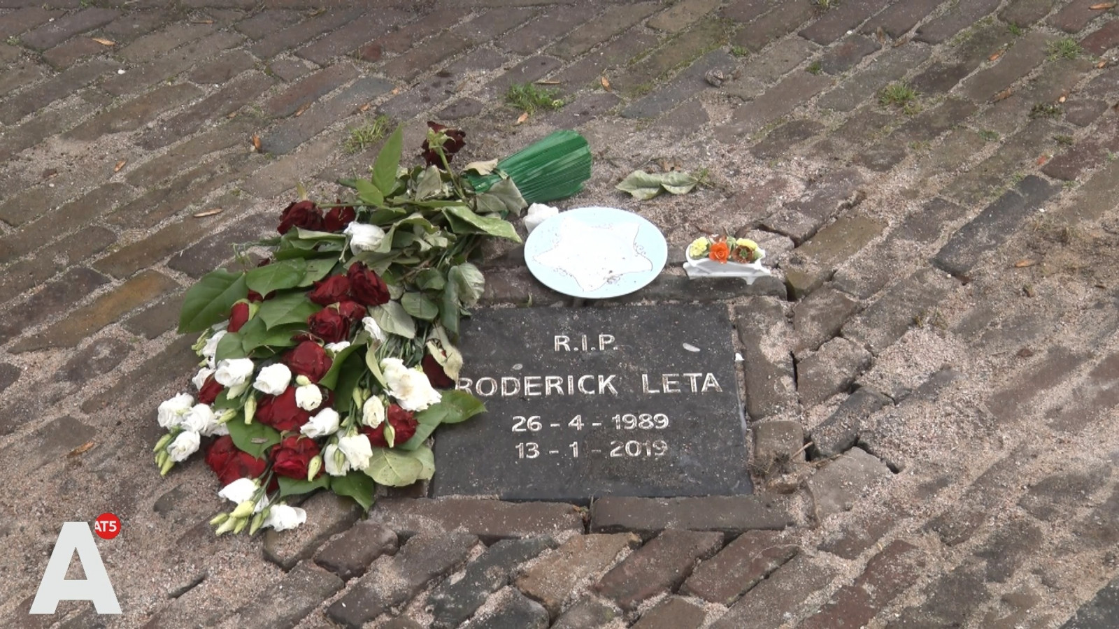 Gedenktegel en bloemen voor doodgestoken Roderick Leta (29) - AT5