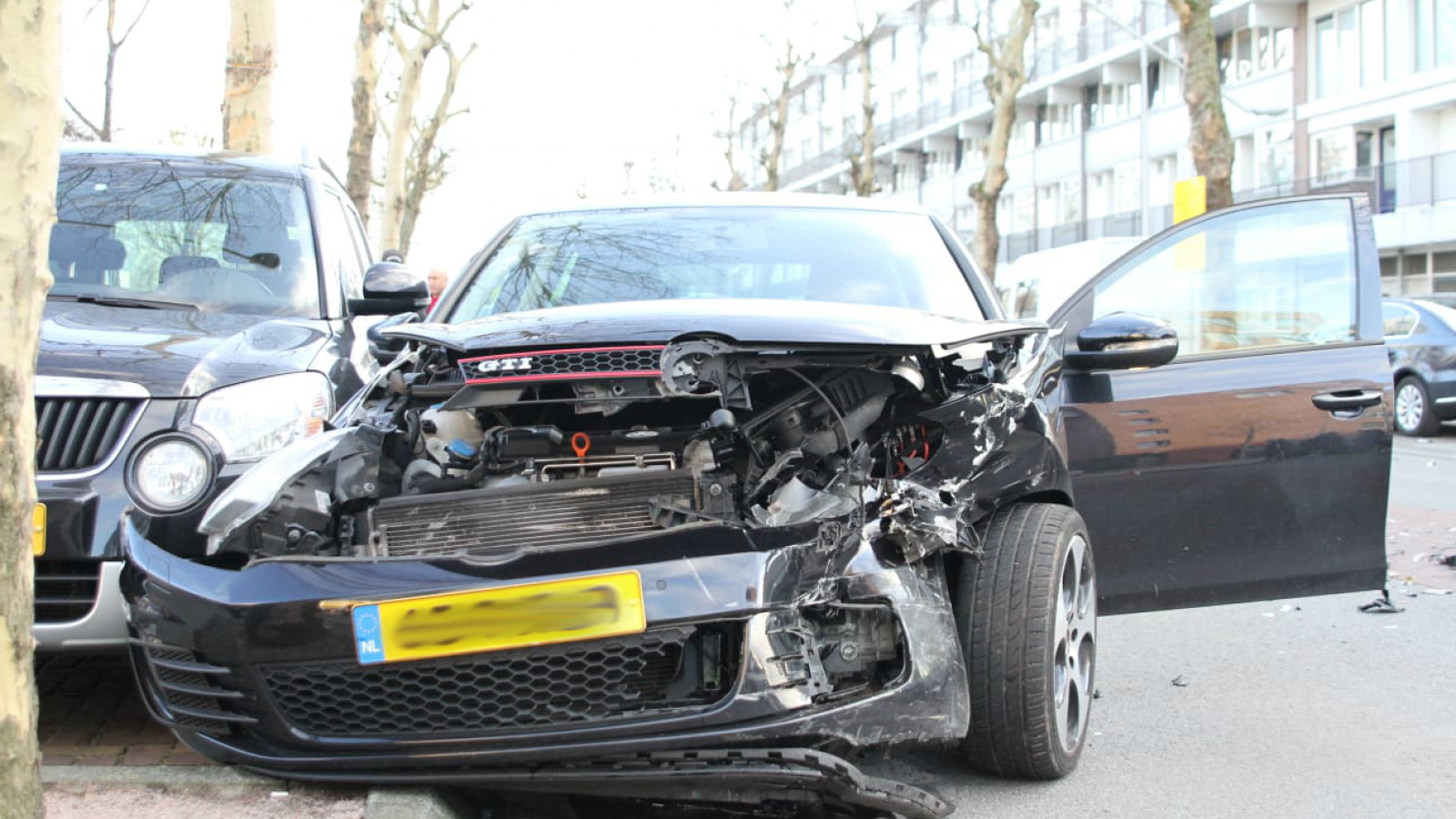 Veel schade bij ongeluk in Geuzenveld