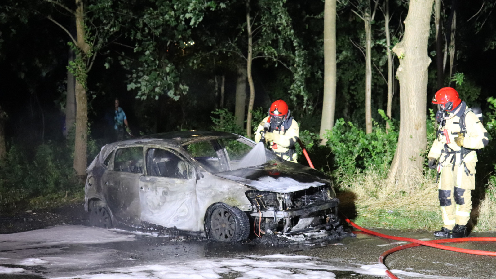 Auto brandt uit op parkeerplaats in Geuzenveld