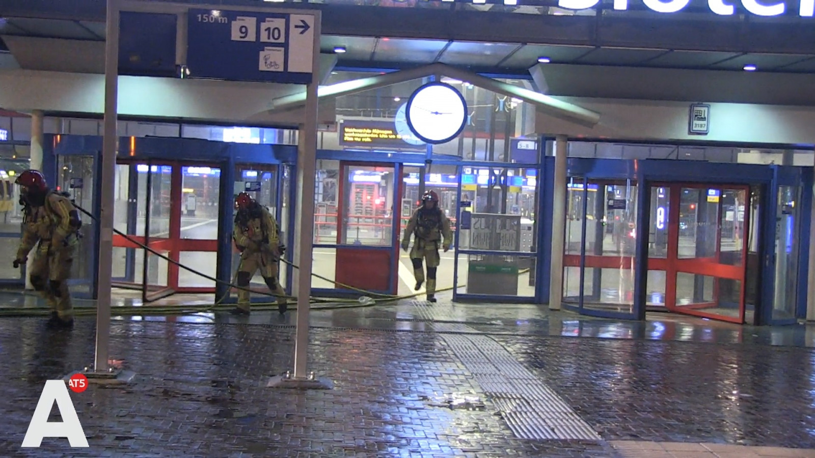 Hal Station Sloterdijk ontruimd na brand