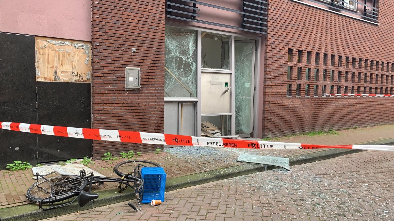 Amsterdam (september) Beide ontploffingen hebben flinke schade aangericht.