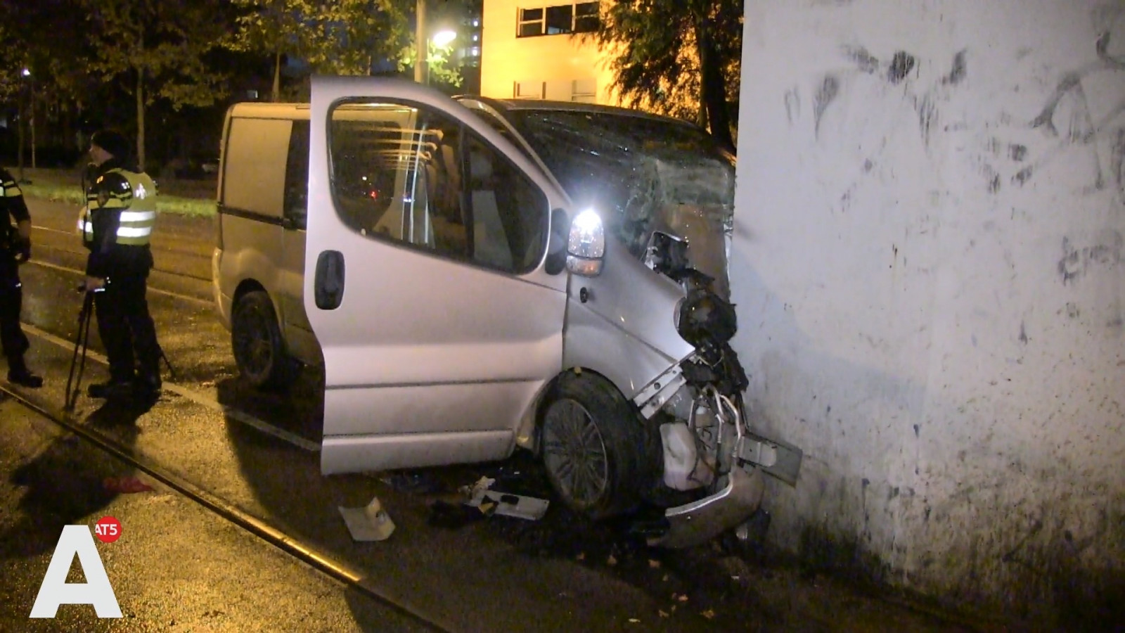 Busje total loss na botsing tegen pilaar in West, twee personen gewond. Busje total loss na botsing tegen pilaar in West, twee personen gewond.