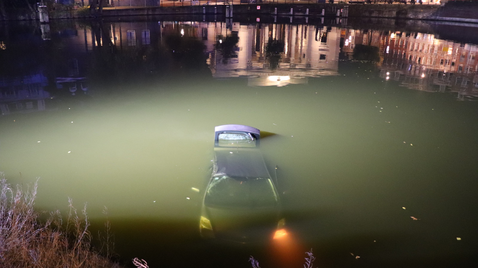 Taxi te water bij Westerpark, inzittenden verlaten plaats ongeval. Taxi te water bij Westerpark, inzittenden verlaten plaats ongeval.
