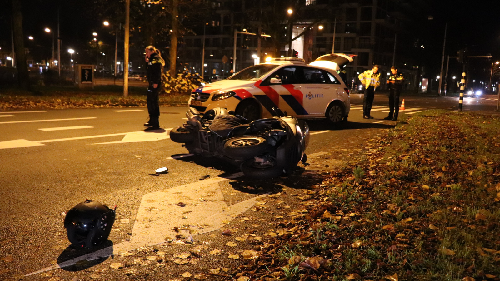 Motorrijder gewond na ongeluk op Jan van Galenstraat. Motorrijder gewond na ongeluk op Jan van Galenstraat.