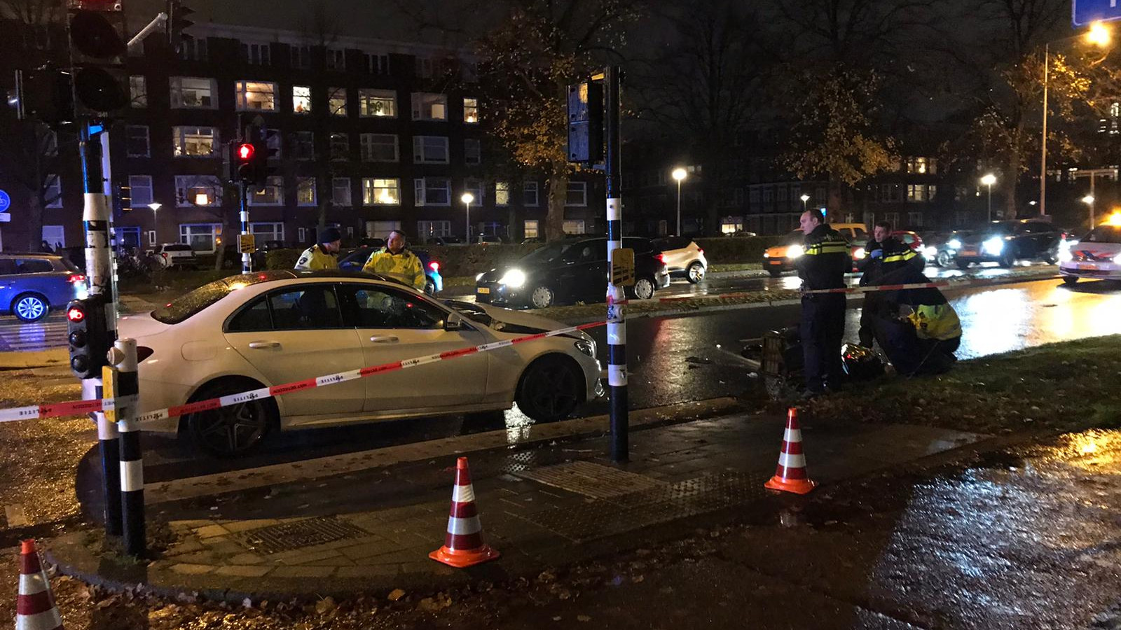 Geen treinen tussen Enschede en Hengelo door aanrijding met auto. Geen treinen tussen Enschede en Hengelo door aanrijding met auto.