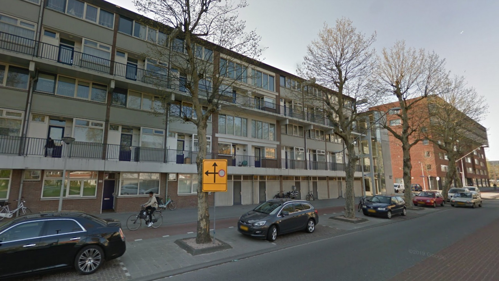 Vuurwapen met geluiddemper gevonden in woning in Geuzenveld