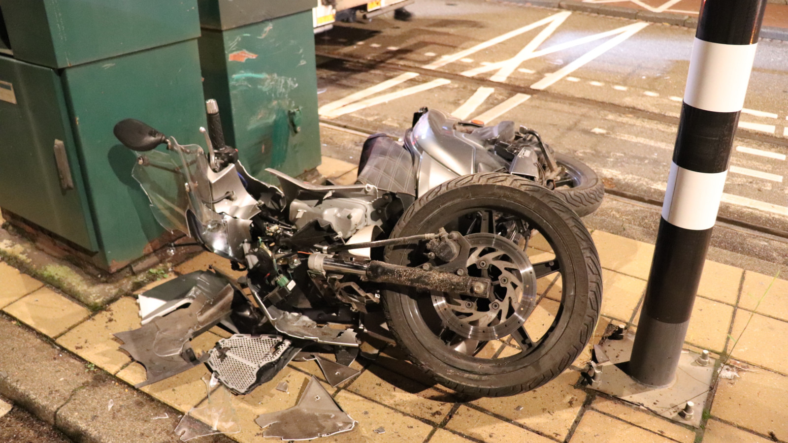 Scooterrijder gewond na botsing tegen slagboom in Oud-West. Scooterrijder gewond na botsing tegen slagboom in Oud-West.