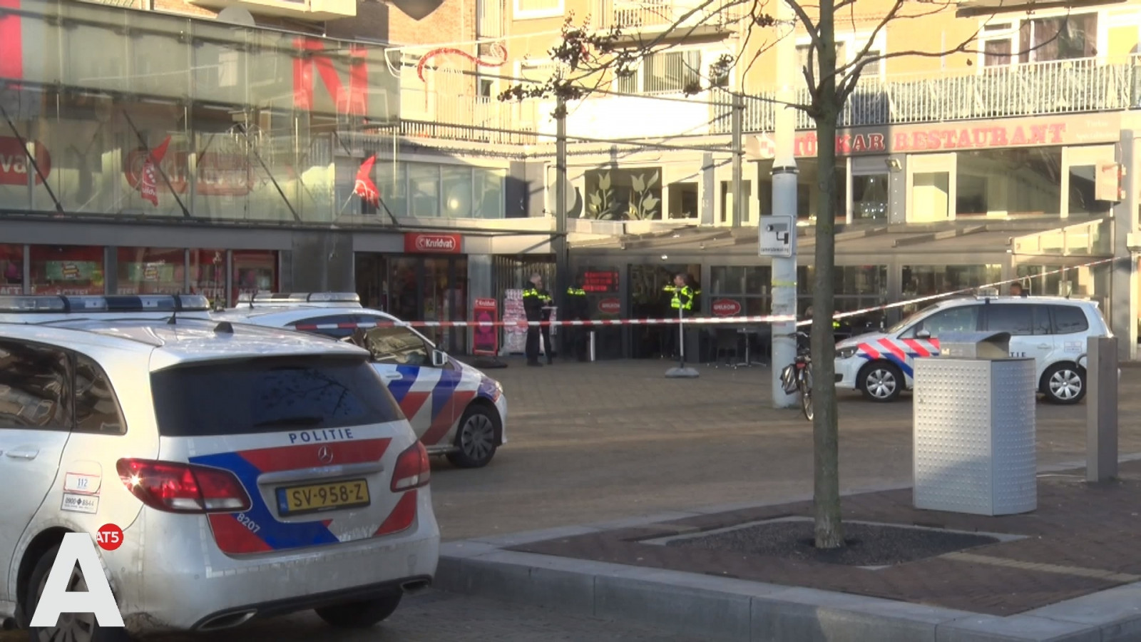Amsterdam : Ondernemers moedeloos na zoveelste overval Lambertus Zijlplein: 'Het is vreselijk' De politie is nog steeds op zoek naar de dader.