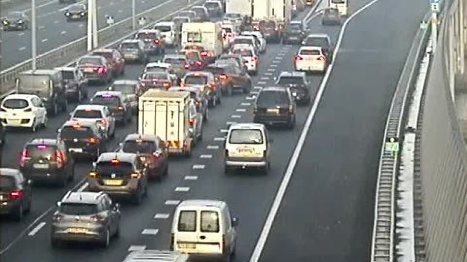 @helgavanleur Wij zaten vandaag ook vast in de file op A10Noord door een ongeval.