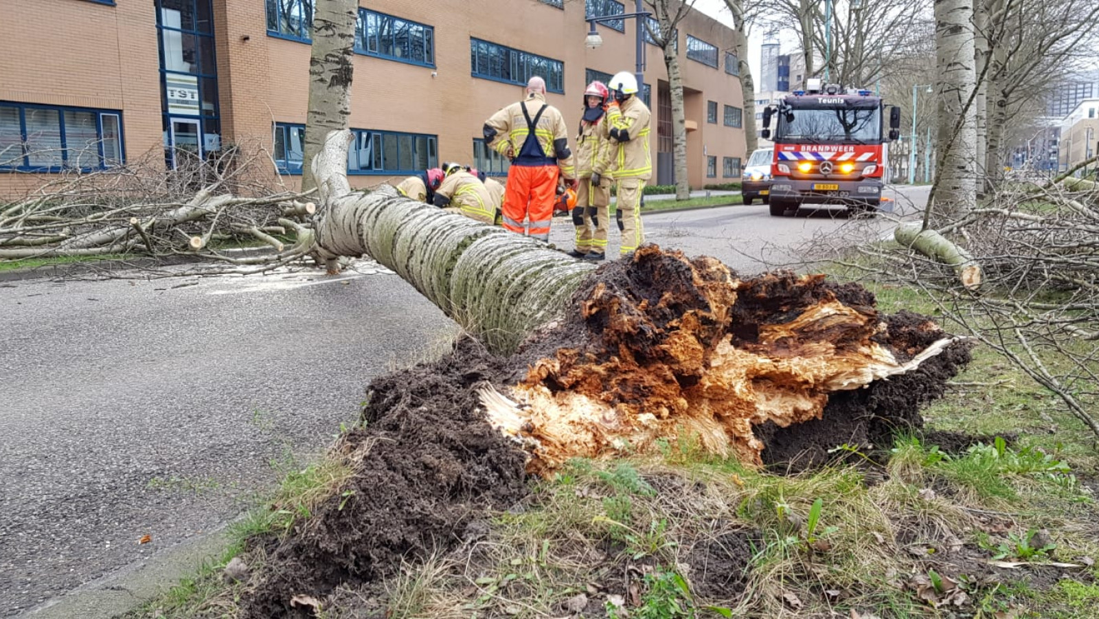 Storm Dennis wordt zachter en iets minder zwaar dan Ciara - AT5