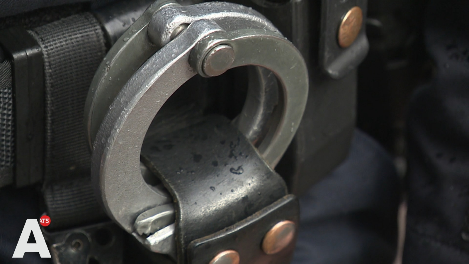 Overval op bedrijf in Westelijk Havengebied, twee verdachten opgepakt.