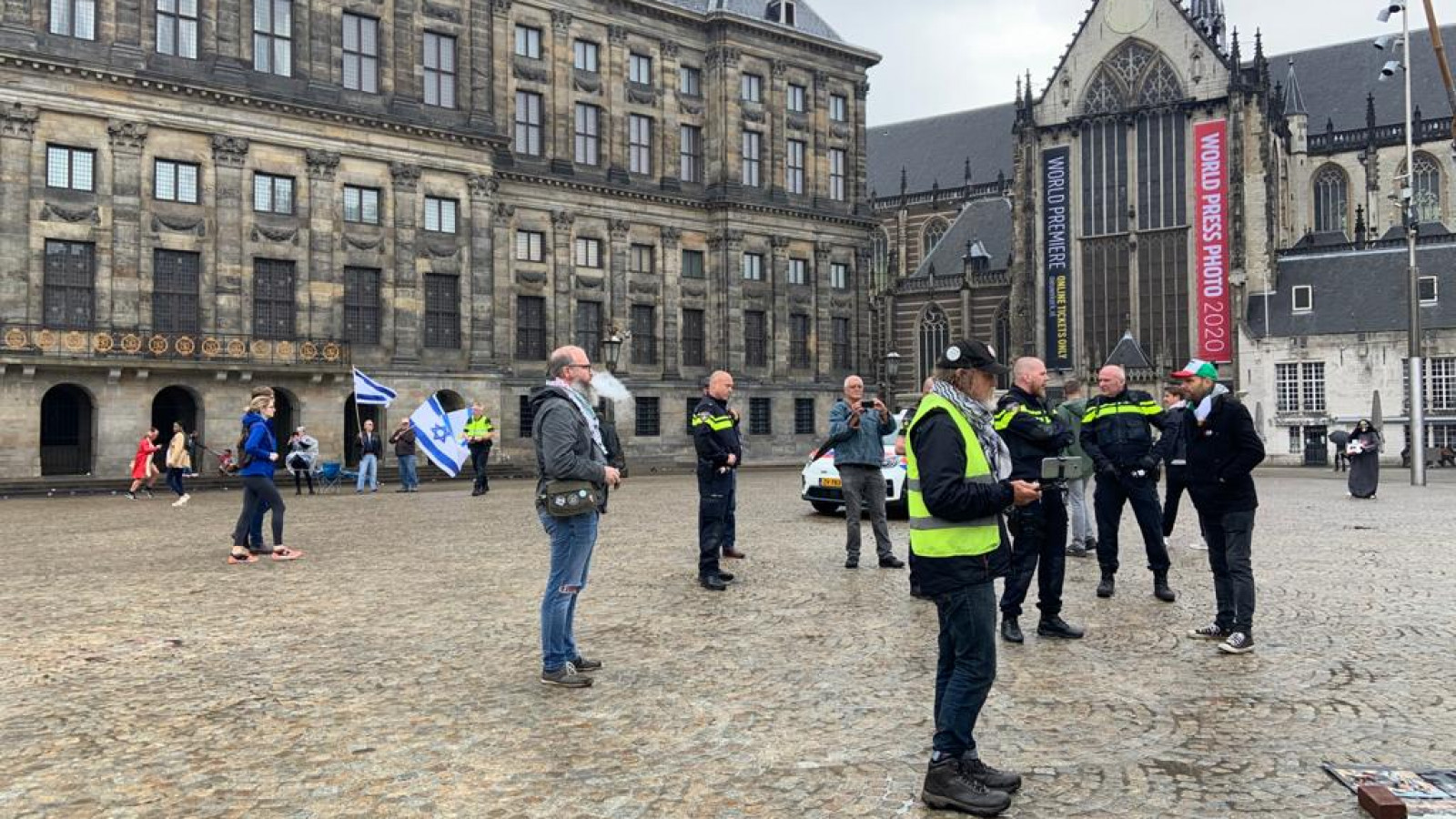 @ArnoudvDoorn Post dan gewoon de link. Het had mij niet verwonderd dat Vrouwe weer had staan klagen bij de Politie en jij de foto had gebruikt om het verhaal geheel uit zijn verband te kunnen trekken. Hier is de link:.
