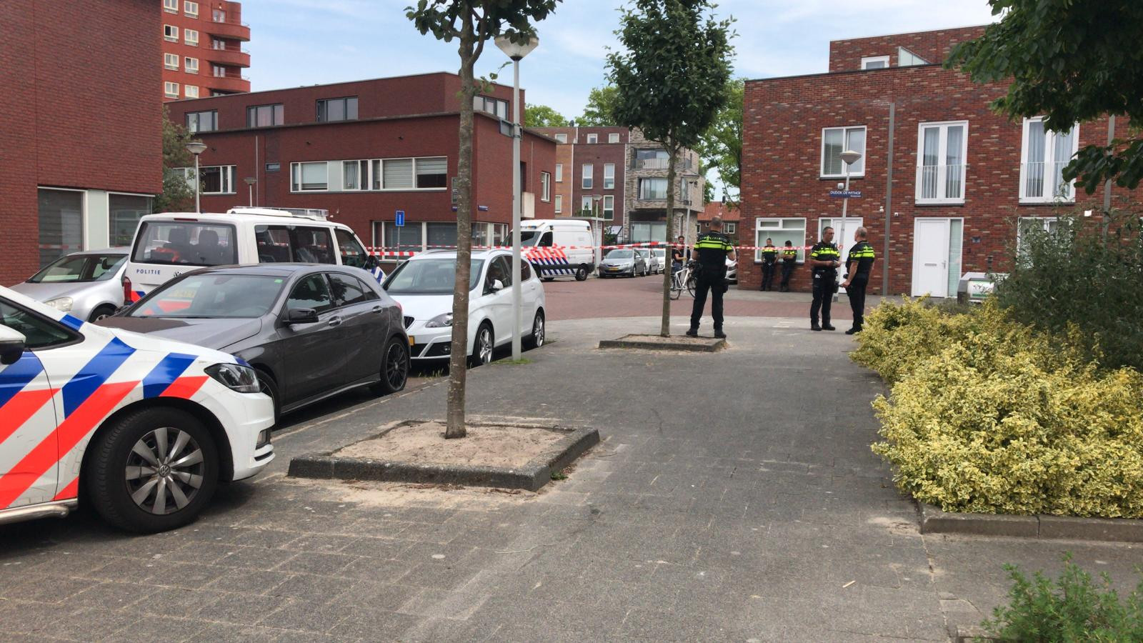 Klopjacht in Geuzenveld: politie schiet op auto