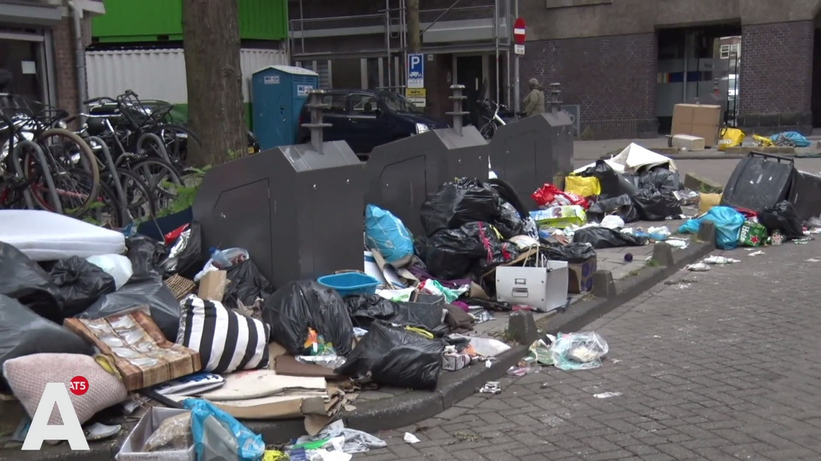 Stadsdeel over afvalberg Van Spilbergenstraat: 'Het is niet goed gegaan'