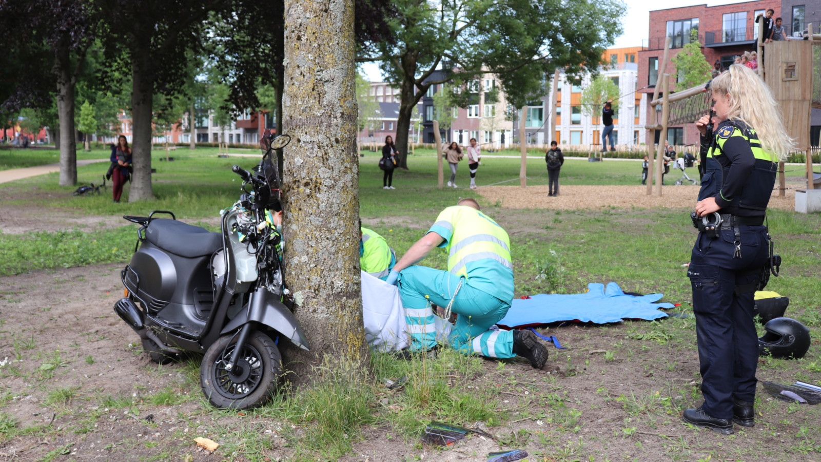 Duo op scooter gewond na botsing met boom in Noord. Duo op scooter gewond na botsing met boom in Noord.