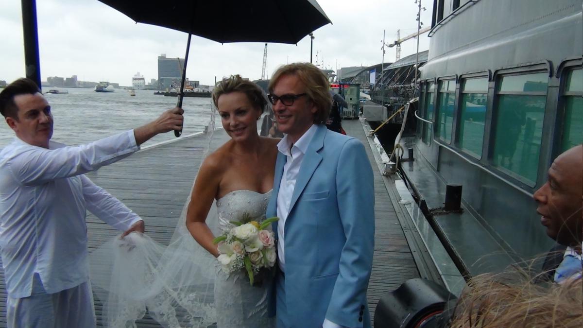 Video] Micky Hoogendijk straalt bij opening expositie - AT5