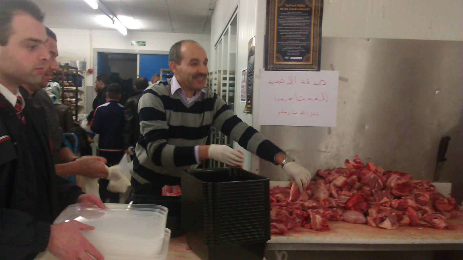 Moslims in Amsterdam oost hebben ruim 250 Kg vlees afgegeven bij de Moskee Al kabir die vervolgens bij "Tanger" werd ingepakt in 1 persoons en 1 gezins porties, waarna het vervolgens is geschonken aan de Voedselbank. De actie zal ieder jaar worden herhaal