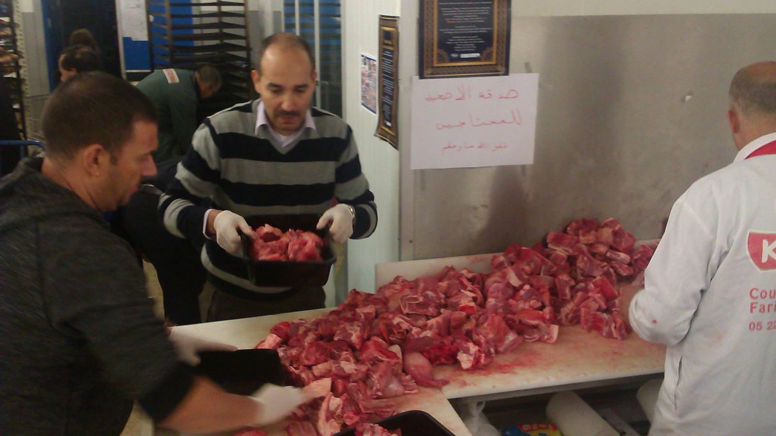Moslims in Amsterdam oost hebben ruim 250 Kg vlees afgegeven bij de Moskee Al kabir die vervolgens bij "Tanger" werd ingepakt in 1 persoons en 1 gezins porties, waarna het vervolgens is geschonken aan de Voedselbank. De actie zal ieder jaar worden herhaal