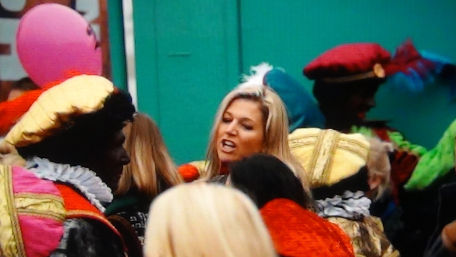 Prinses Maxima met de prinsesjes naar Sinterklaas.
hier weer het filmpie:
http://www.youtube.com/watch?v=pLkI9JC9Zds