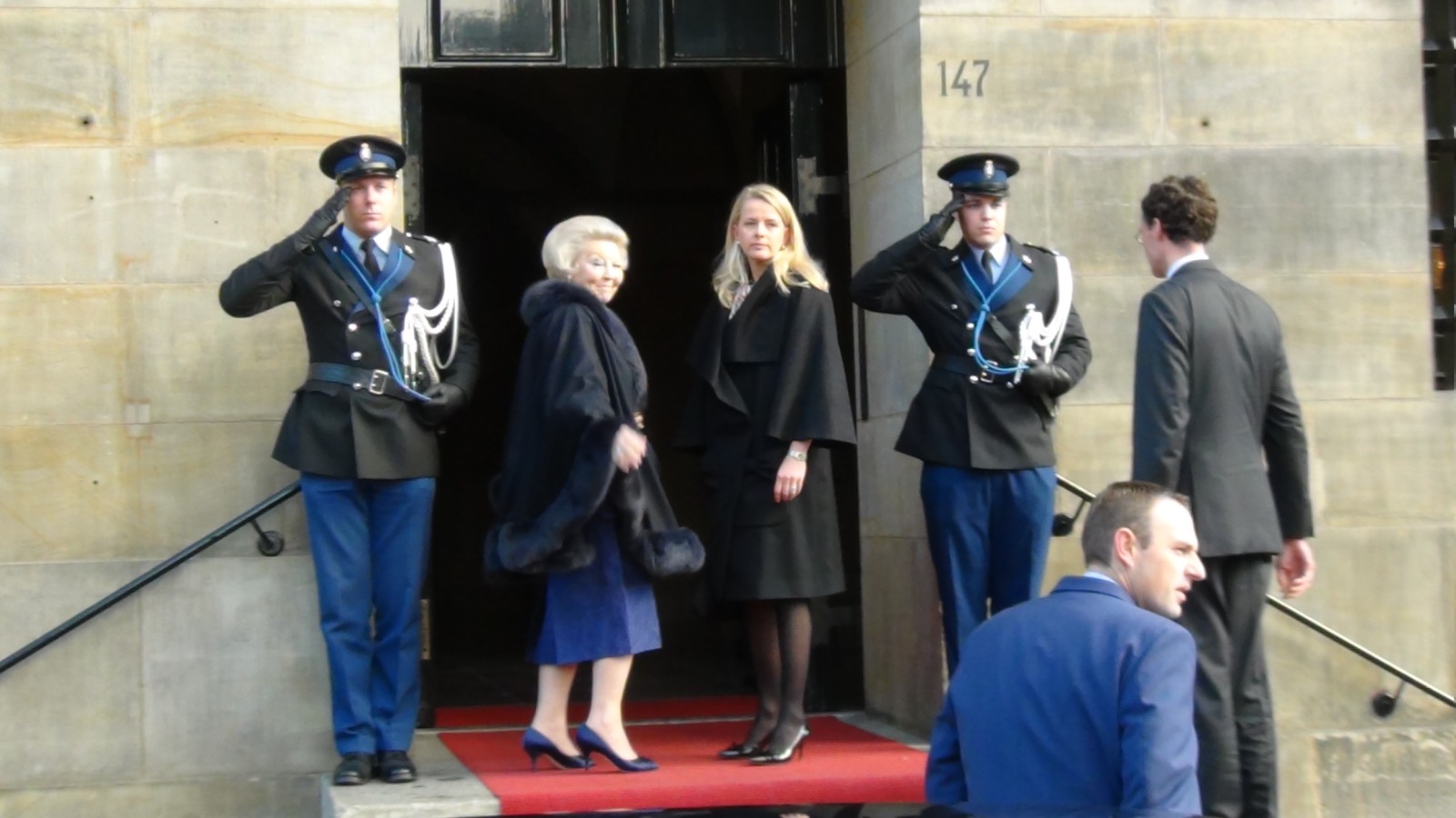 Prinses Mabel was vandaag voor het eerst sinds het ongeluk van prins Friso aanwezig zijn bij een officiële gelegenheid in Nederland. Ze is samen met koningin Beatrix en andere leden van de koninklijke familie aanwezig bij de uitreiking van de Prins Claus 
