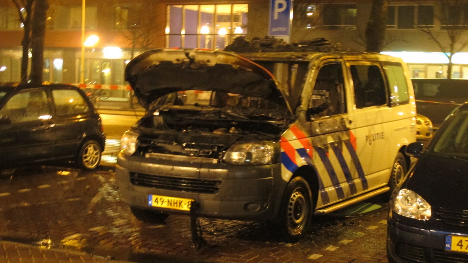 Een politiebusje is hedennacht helemaal uitgebrand op de parkeerplaats voor het politiebureau August Allebeplein perceel 179 in Amsterdam West. Hoe de brand kon ontstaan is nog onduidelijk maar vermoedelijk is hier sprake van brandstichting. Een taxichauf