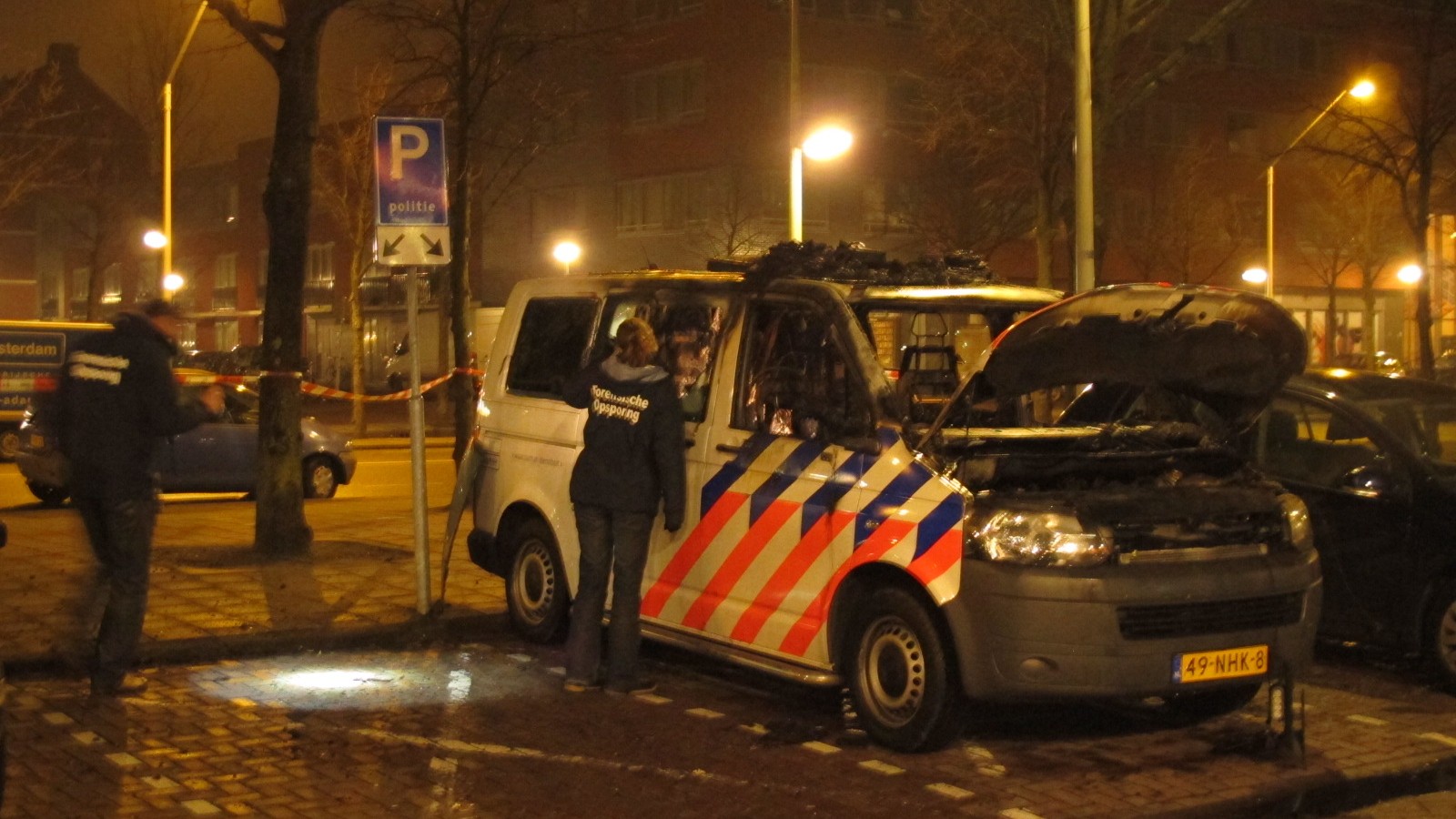 Een politiebusje is hedennacht helemaal uitgebrand op de parkeerplaats voor het politiebureau August Allebeplein perceel 179 in Amsterdam West. Hoe de brand kon ontstaan is nog onduidelijk maar vermoedelijk is hier sprake van brandstichting. Een taxichauf