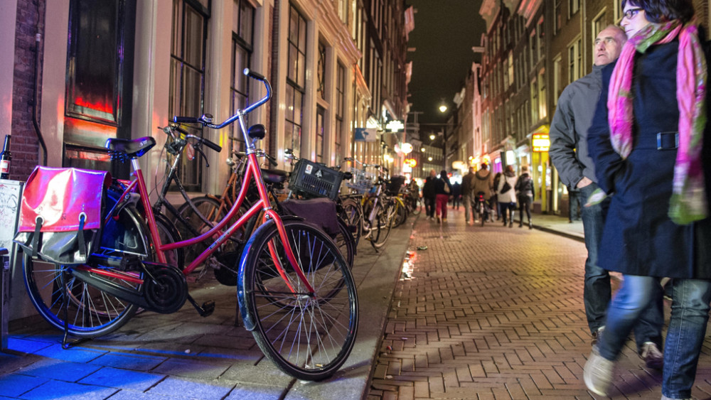 Waarom voetgangers op straat en fietspad lopen AT5