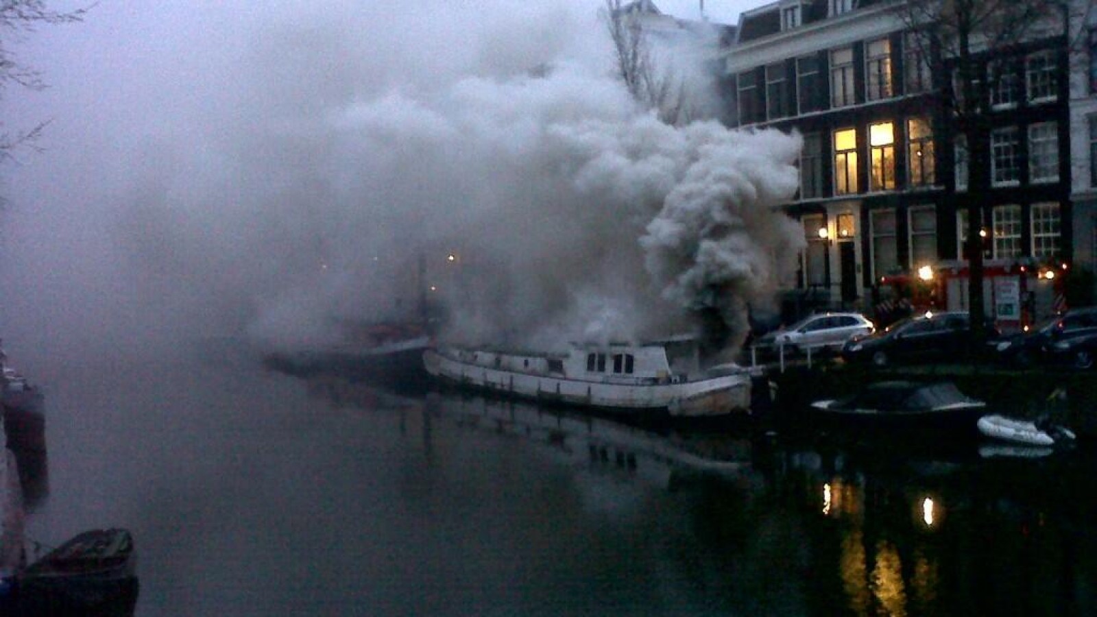 Woonboot in vlammen op op Keizersgracht