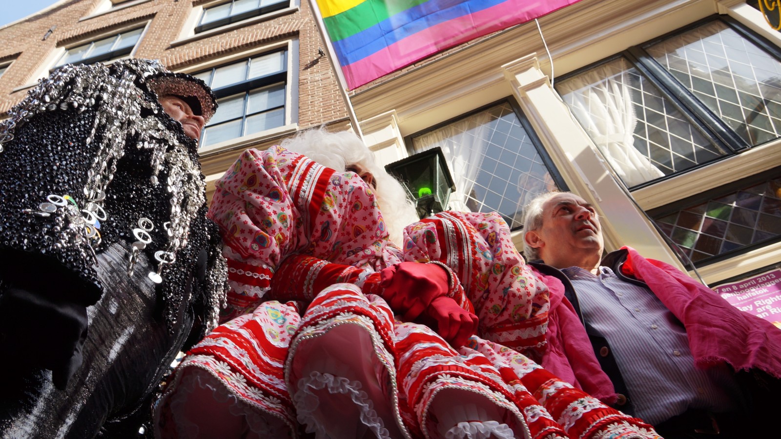  De Russische president Vladimir Poetin zal morgen vele regenboogvlaggen halfstok zien hangen. Op deze manier protesteren het COC en het actiecomité Gay message 4 Russia tegen de Russische anti-homowetgeving.

Oud-burgemeester Job Cohen hees zondagmidda