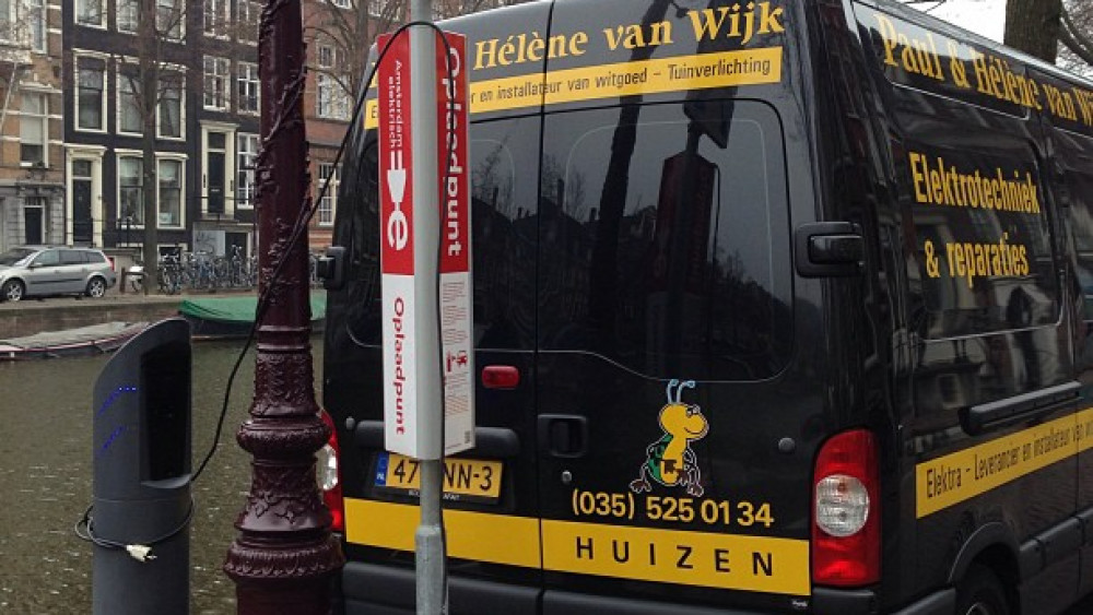 'Elektrische' bestelbus probeert boete te ontwijken AT5