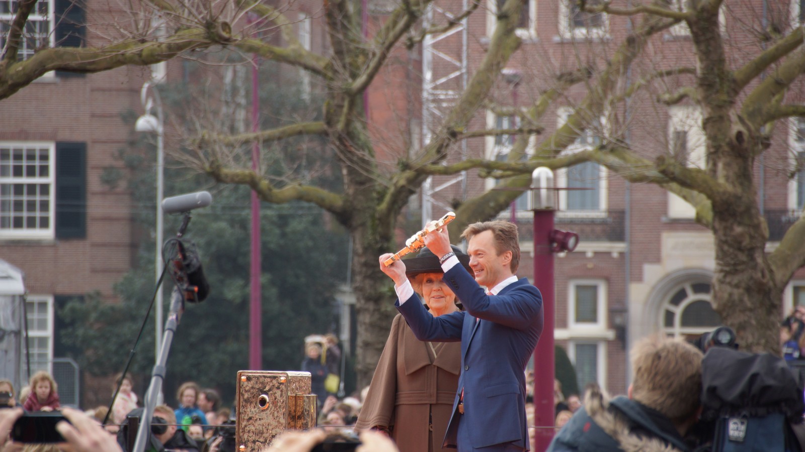 Koningin Beatrix geeft Rijksmuseum terug