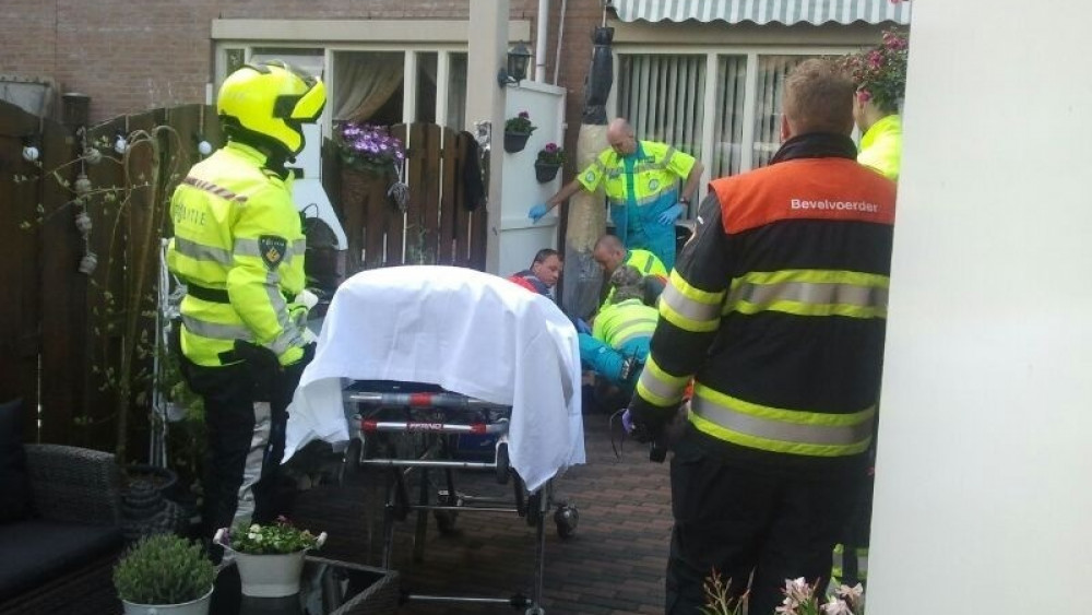 Vluchtende man springt van flat en belandt in ziekenhuis AT5 Vluchtende man springt van flat en belandt in ziekenhuis AT5