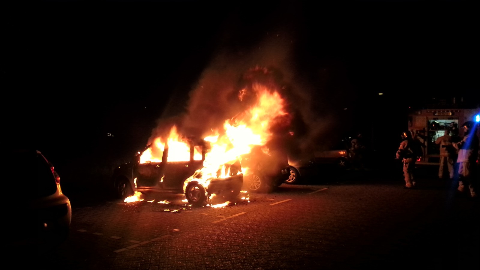Auto's in vlammen op in Noord
