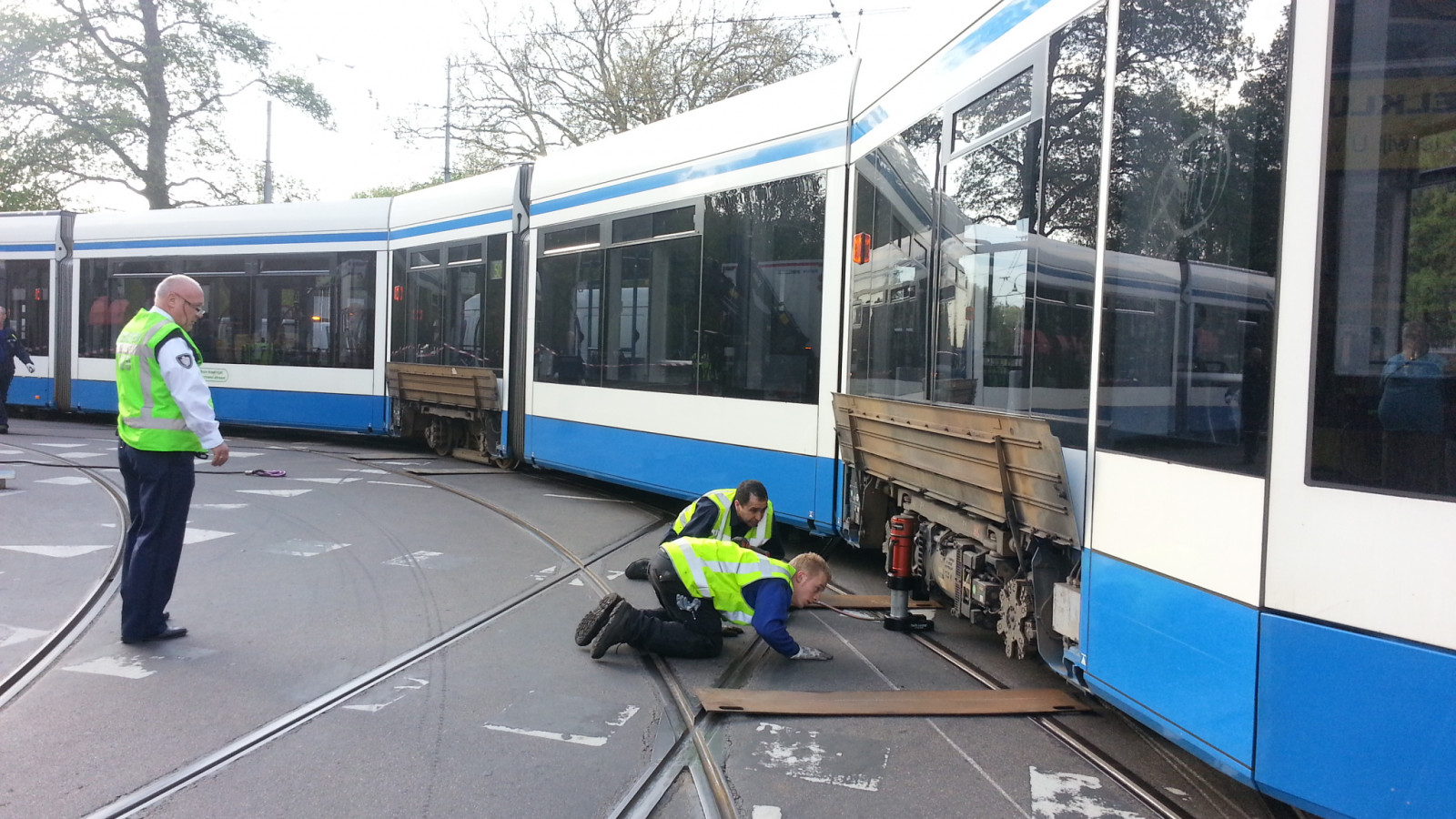 Tram ontspoord op Linnaeusstraat